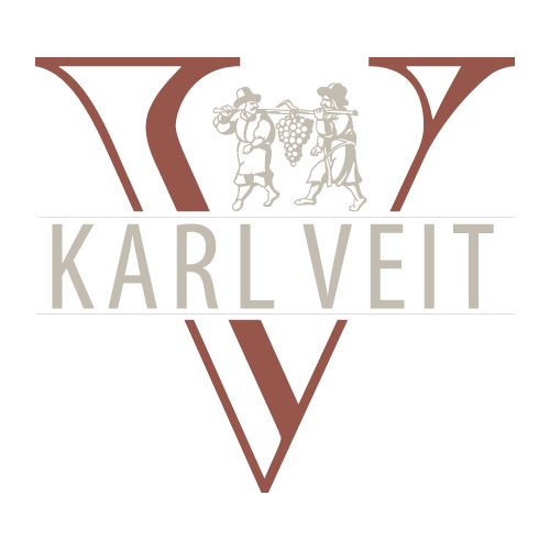Logo des Weinguts Karl Veit mit rotemBuchstaben V und zwei Traubenträgern